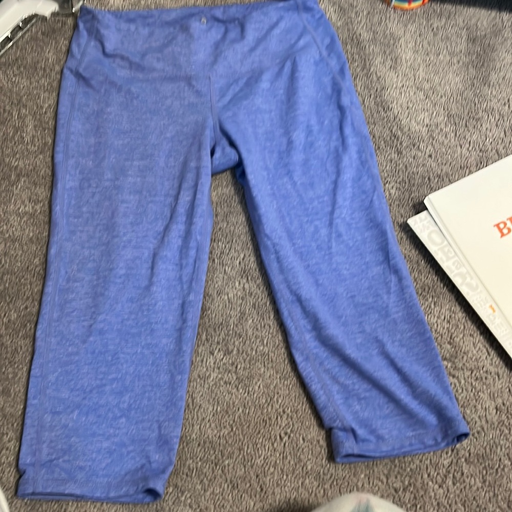 Athleta cropped pants. Worn but I’m good condition size medium.